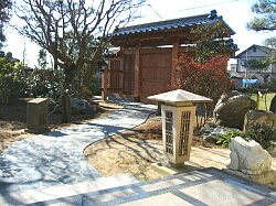 正門裏面とアプローチ
