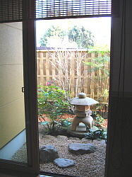 室内から見た坪庭